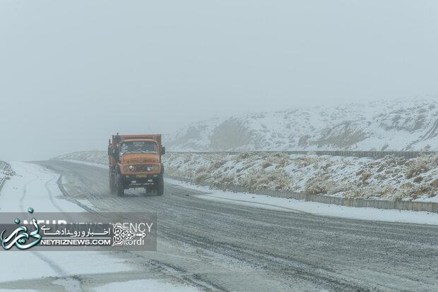 بارش برف در آزادراه شیراز-اصفهان