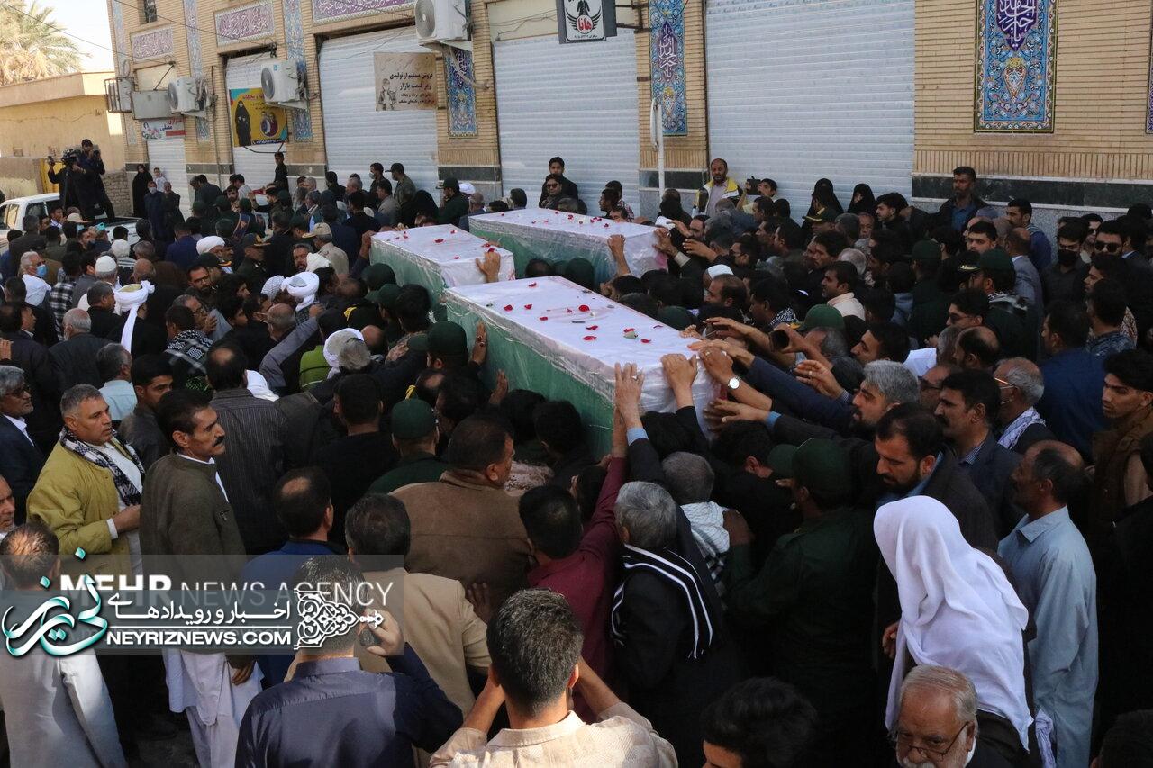 خروش مردم زابل در تشییع پیکر ۳ شهید حادثه تروریستی
لار